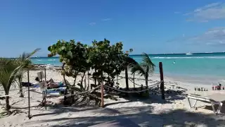 La reducción del espacio, aunado a la colocación de sombrillas y camastros, deja poca área para el paso de los bañistas.