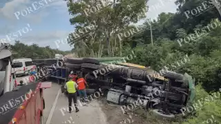 Vuelca tráiler con materiales en la zona maya de Quintana Roo