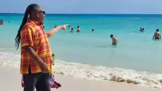 Desde que se construyó la terminal marina y desapareció la duna costera, los efectos de la erosión son cada vez más graves, señalan empleados de clubes.