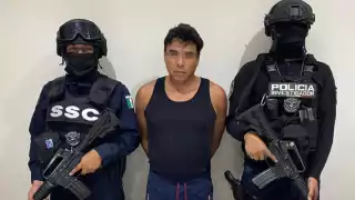 La víctima asegura que los policías son familia de una mujer que les había prestado dinero