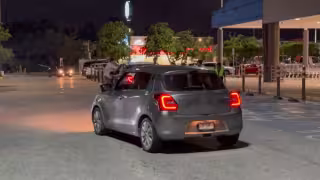 Confunde el freno con el acelerador y termina incrustada contra árbol en estacionamiento de Sam’s Club