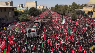 Multitudinario funeral de Ali Jamenei en Irán: millones marchan en Teherán y piden venganza