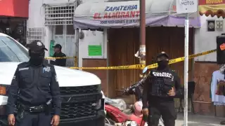 La situación llamó la atención de las personas que iban pasando por el lugar debido al movimiento que se efectuaba por los elementos