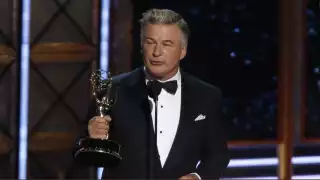 Dave Halls, asistente de dirección que le entregó la pistola a Alec Baldwin, reconoció que no revisó el arma antes de ensayar la escena