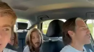 Fernando Reina compartió su alegría por viajar a Acapulco con sus hijos. Foto: Especial