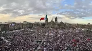 Cientos de simpatizantes se han dado cita en el zócalo. Foto: Especial