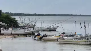 Mal tiempo frena labores pesqueras en el puerto de Champotón