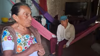 “Apenas alcanza para comer tortilla y frijoles con chile”: abuelitos de Chemax piden apoyo solidario
