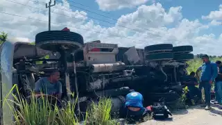Al parecer, el peso causó que el chofer perdiera el control.
