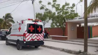 El joven no poseía signos vitales, por lo que fue necesario cubrirlo con una manta para declarar su deceso.