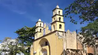 Arrestan a un hombre luego de subirse al techo de la iglesia de Halachó