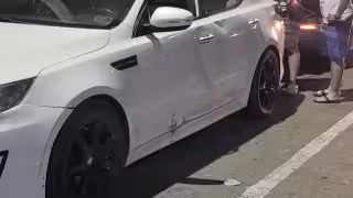 Mujer abandona su vehículo tras chocar contra camellón en gasolinería de Ciudad del Carmen