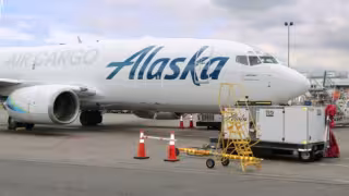 Este 17 de abril la Administración Federal de Aviación de Estados Unidos (FAA) ha ordenado la inmovilización de todos los vuelos operados por Alaska Airlines y sus filiales