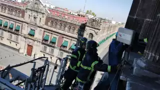 Elementos del Heroico Cuerpo de Bombreros de la Ciudad de México lograron poner a salvo a un hombre que amenazaba con suicidarse desde lo alto del del Edificio de Gobierno de la CDMX