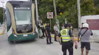 Conductora se pasa el alto y choca contra el Tren Ligero en el barrio de la Ermita, en Campeche