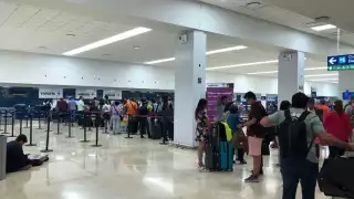 Los primeros vuelos en despegar fueron 823 de Aeroméxico rumbo hacia la capital del País