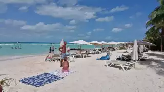 Frente Frío deja pérdidas millonarias en los clubes de playa en Isla Mujeres