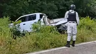 José María Morelos: Tráiler choca contra una camioneta de la comisión de personas desaparecidas