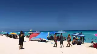 Además de los guardavidas, que recorren en un cuatrimoto la costa, y personal de bomberos, la zona de playas es resguardada por personal de la Guardia Nacional y unidades raptor de la Policía Quintana Roo.