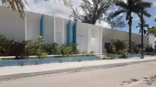 El hospital carece de medicamentos y los doctores son pasantes