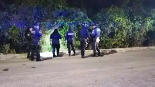Pareja reporta cadáver enterrado entre la maleza en Cozumel; la policía no lo encuentra