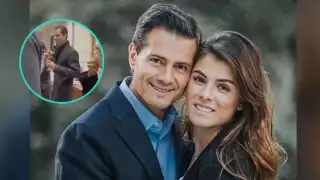 Al ver a su hija grabando la historia, el exmandatario intenta salir de la toma pasando detrás de ella