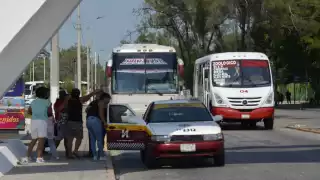 A través de grupos de WhatsApp, los taxistas se pusieron de acuerdo para ir a protestar en el Congreso de  Campeche