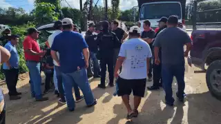 Los campesinos de Vida y Esperanza y Santa Cecilia se manifestaron ayer en la zona de Punta Maroma, inmovilizando volquetes.