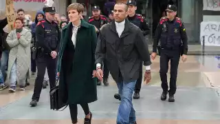 El exculé, de camiseta blanca, abrigo y jeans, salió junto a Inés Guardiola, su defensa