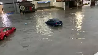 Cancún amanece bajo el agua; hay autos atrapados y calles inundadas 