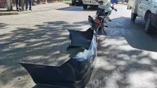 La motocicleta involucrada quedó atravesada a mitad de la vialidad