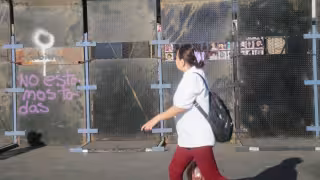 8M en CDMX: colocan vallas en el Centro Histórico y preparan iluminación morada en el Zócalo