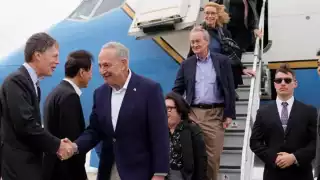 Senador Chuck Schumer en su llegada a China
