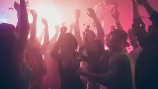 En Puebla, un viaje de graduación a playas de Quintana Roo dejó como saldo un total de 50 estudiantes de educación media superior infectados por COVID-19. Foto: Especial