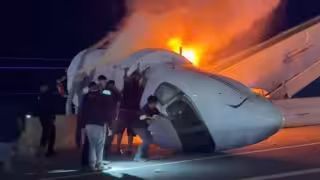 Jet privado se desploma sobre autopista en Laredo, Texas; hay un muerto y varios heridos