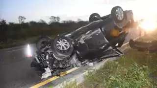 Los tripulantes del auto volcado fueron trasladados a un hospital en Mérida