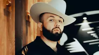 Carín León es uno de los cantantes más populares del momento