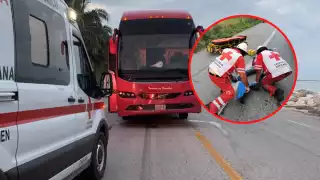 La camioneta terminó fuera de la carretera luego del choque