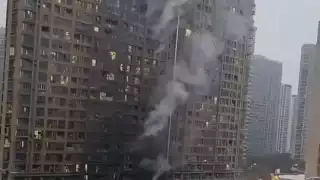 De acuerdo con una investigación preliminar las llamas habrían comenzado en el primer piso del inmueble, donde había bicicletas eléctricas de los vecinos del edificio