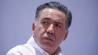 Dan “licencia exprés” de 22 horas a Enrique Inzunza en medio de escándalo por señalamientos de EE.UU.