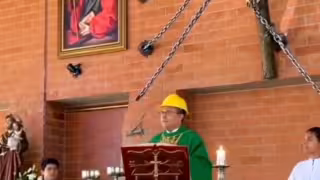 Padre se hace viral por dar misa usando casco y con la cruz encadenada, tras polémica muerte de otro sacerdote