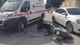 Motocicleta choca contra un auto en Carrillo Puerto; una joven resultó lesionada