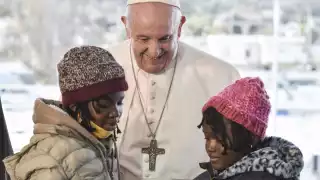 El papa saludó a migrantes del campo y visitar las tiendas y los contenedores donde viven antes de regresar a Atenas. Foto: AFP
