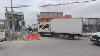 Un mecánico llegó al lugar para solucionar el problema de la camioneta