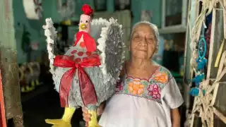 Con casi un siglo de vida, Doña Mechita mantiene viva la Navidad con la creación de piñatas de pavo en Mérida