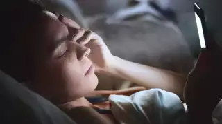 Usar el celular antes de dormir causa trastornos de sueño entre los yucatecos: Neurólogo