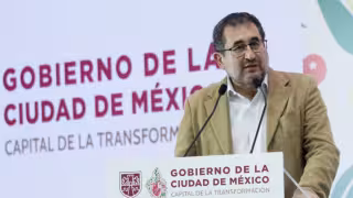 César Cravioto se retira entre empujones de familias desaparecidas