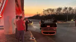 La volcadura dejó dos personas lesionadas