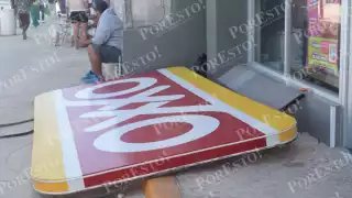 El letrero del Oxxo rozó a la madre y a su hija, sin causarles daños