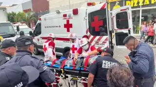 Se necesitó de casi media hora para asegurar al abuelito en camilla